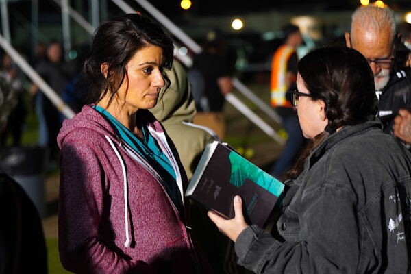 Аутрич-работник объясняет, как стать участником церковной службы программы Living Proof Tent Crusadв Бейкерсфилде, Калифорния, 12 марта 2023 года.(Allan Stein/The Epoch Times)