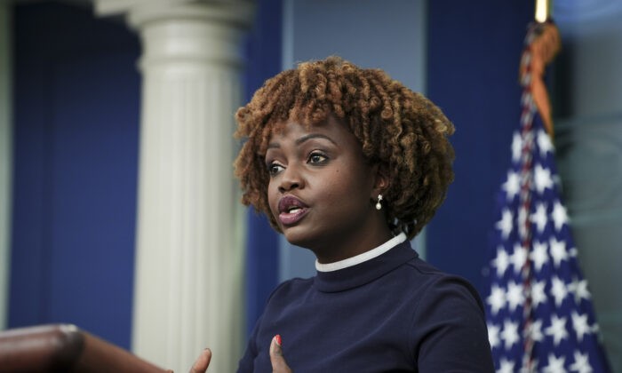 Пресс-секретарь Белого дома Карин Жан-Пьер разговаривает с журналистами в зале для пресс-брифинга в Белом доме в Вашингтоне 18 апреля 2023 года. (Madalina Vasiliu/The Epoch Times) | Epoch Times Россия