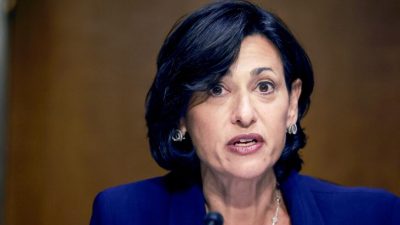 Директор CDC: вакцинированные от COVID-19 могут передавать инфекцию другим людям