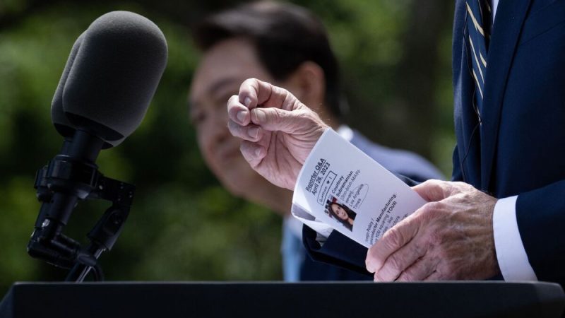 Байдена поймали со шпаргалкой. Снова Президент Джо Байден держит свои записи, отвечая на вопрос во время пресс-конференции в Розовом саду Белого дома после встречи с президентом Южной Кореи Юн Сук Ёлем в Вашингтоне, 26 апреля 2023 года. (Brendan Smialowski/AFP via Getty Images)
| Epoch Times Россия