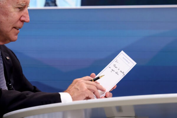 Президент Джо Байден держит записку с надписью «Сэр, у вас что-то на подбородке» во время виртуальной встречи с вице-президентом США Камалой Харрис и губернаторами западного побережья в зале Южного суда в здании исполнительного офиса Эйзенхауэра в Вашингтоне, 30 июля 2021 г. (Anna Moneymaker/Getty Images) Байдена поймали со шпаргалкой. Снова