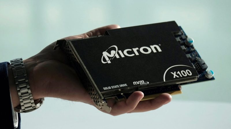 Китай запретил приобретать продукцию американского чипмейкера Micron Твёрдотельный накопитель Micron Technology для клиентов центров обработки данных на мероприятии по запуску продукта в Сан-Франциско 24 октября 2019 года. (Stephen Nellis/Reuters)
| Epoch Times Россия