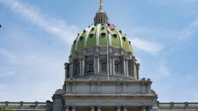 Над Капитолием Пенсильвании подняли национальный флаг в знак признания выдающихся заслуг Мастера Ли Хунчжи