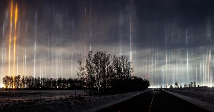 Световые столбы в небе в центральной Альберте, Канада. (Courtesy of Dar Tanner)