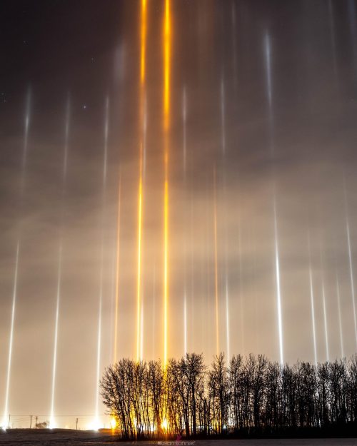 Световые столбы над центральной Альбертой, Канада. (Courtesy of Dar Tanner)