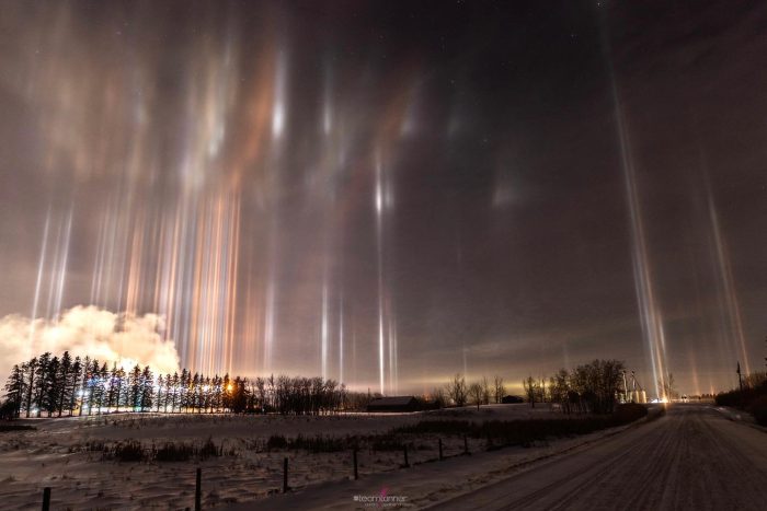 Световые столбы над центральной Альбертой, Канада. (Courtesy of Dar Tanner)