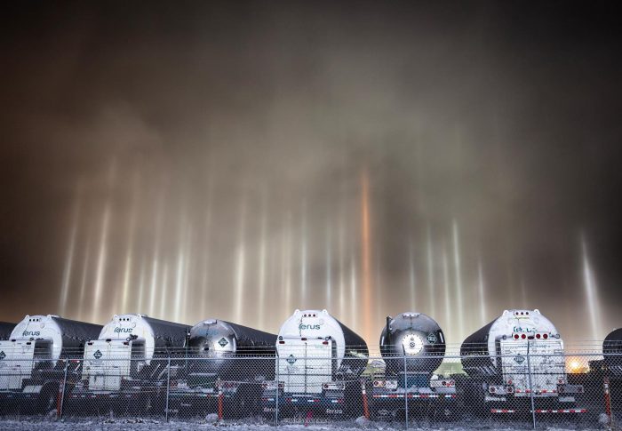 Световые столбы над сельской местностью центральной Альберты, Канада. (Courtesy of Dar Tanner)