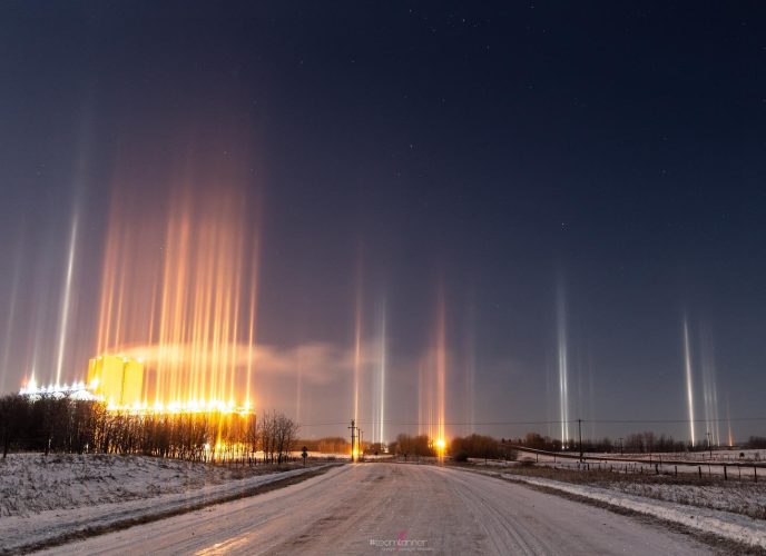 Световые столбы в центральной Альберте, Канада. (Courtesy of Dar Tanner)