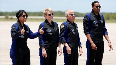 SpaceX запустила в космос корабль с туристами на борту
