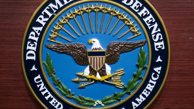 Печать Министерства обороны США на пюпитре в зале для брифингов СМИ в Пентагоне в Вашингтоне, округ Колумбия, 12 декабря 2013 года. (Paul J. Richards/AFP/Getty Images)
 | Epoch Times Россия
