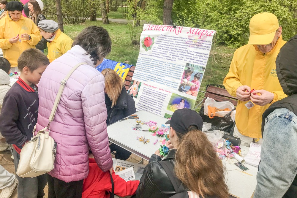Последователи Фалуньгун Ангарска приняли участие в праздновании Дня города