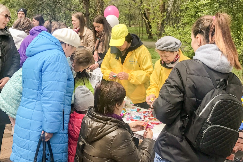 Последователи Фалуньгун Ангарска приняли участие в праздновании Дня города