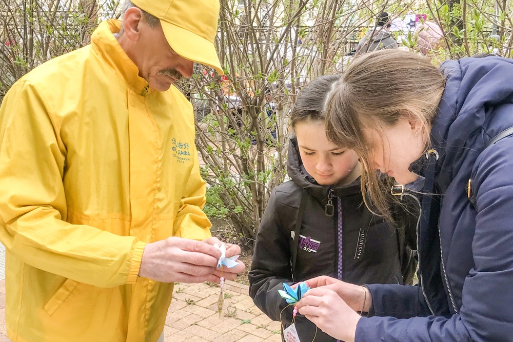 Последователи Фалуньгун Ангарска приняли участие в праздновании Дня города