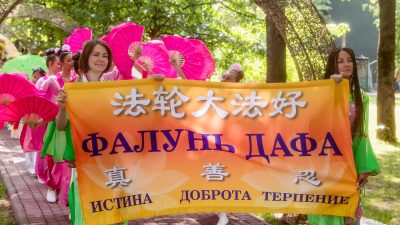 Праздничное выступление последователей Фалунь Дафа стало центральным событием в подмосковном парке
