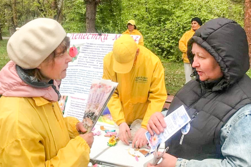 Последователи Фалуньгун Ангарска приняли участие в праздновании Дня города