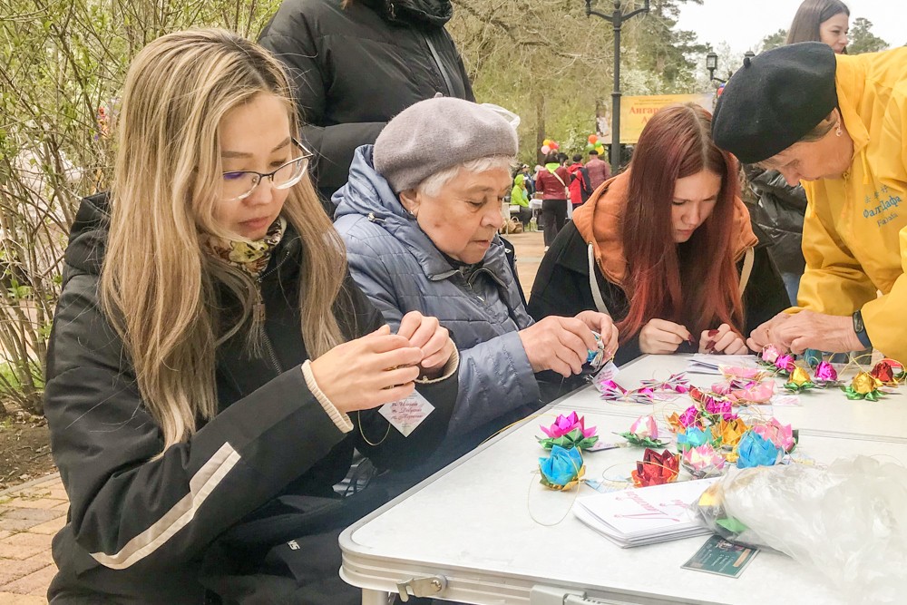 Последователи Фалуньгун Ангарска приняли участие в праздновании Дня города