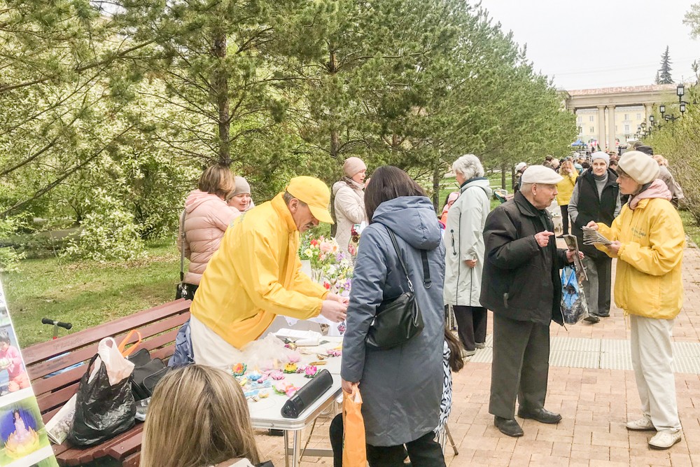 Последователи Фалуньгун Ангарска приняли участие в праздновании Дня города