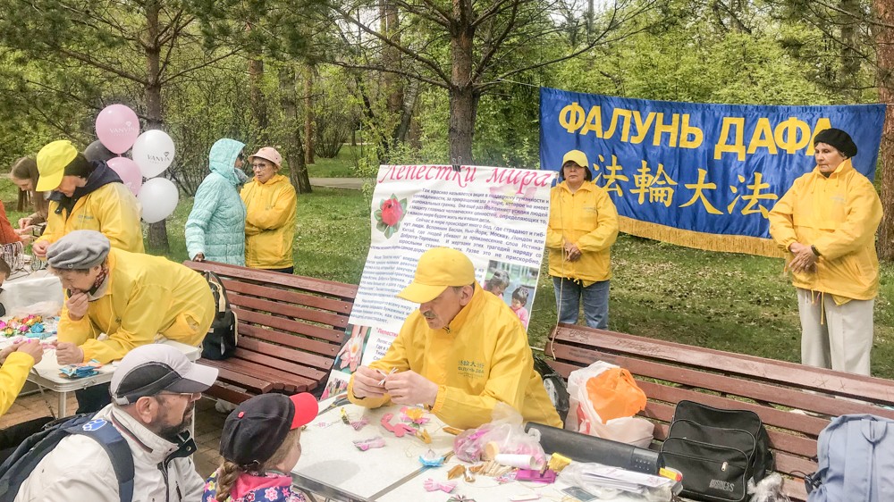 Последователи Фалуньгун Ангарска приняли участие в праздновании Дня города