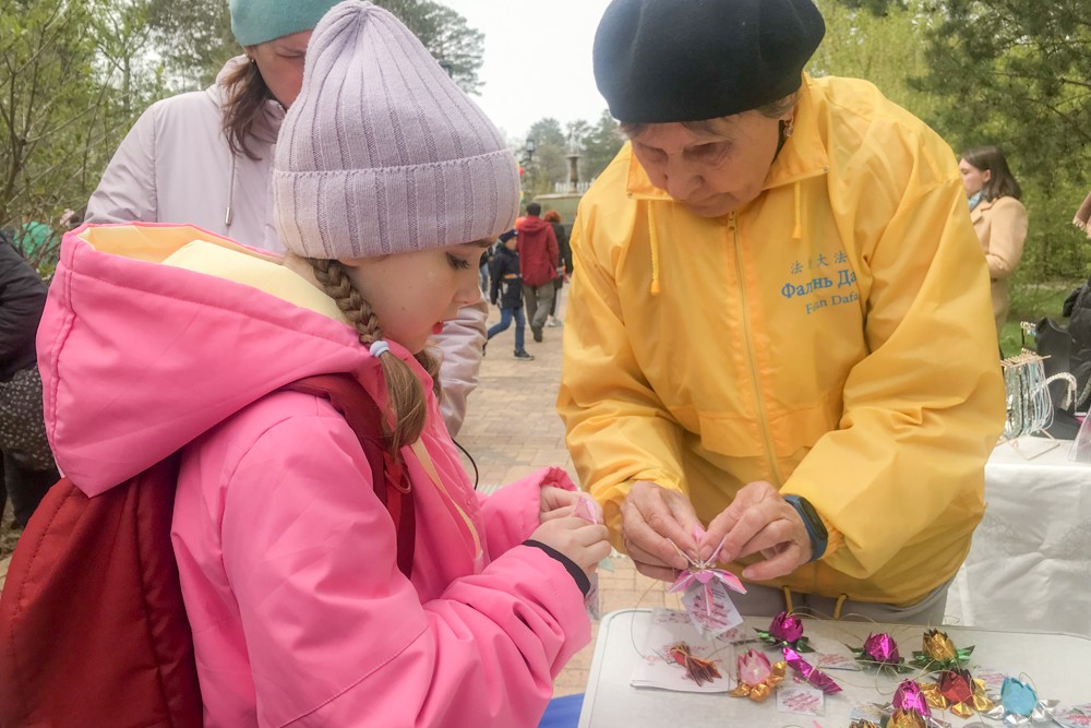 Последователи Фалуньгун Ангарска приняли участие в праздновании Дня города