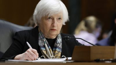 Министр финансов Джанет Йеллен даёт показания о предложении администрации Байдена по федеральному бюджету на 2024 финансовый год перед Финансовым комитетом Сената в здании офиса Сената Дирксена на Капитолийском холме в Вашингтоне, 16 марта 2023 года. (Chip Somodevilla/Getty Images)