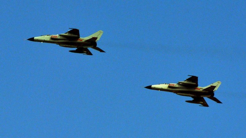 На этой фотографии, сделанной 23 октября 2013 года, истребители Народно-освободительной армии Китая покидают свою базу в Шанхае. (Mark Ralston/AFP/Getty Images) | Epoch Times Россия