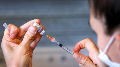 Эффективность вакцин от COVID-19 падает почти до нуля в течение нескольких месяцев, показало исследование