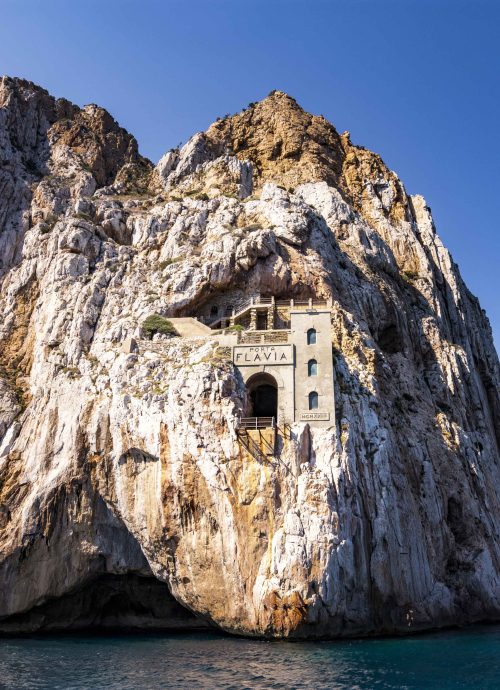 Порто Флавия на Сардинии — необычный порт, вырубленный в скале