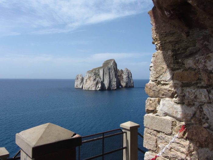 Порто Флавия на Сардинии — необычный порт, вырубленный в скале