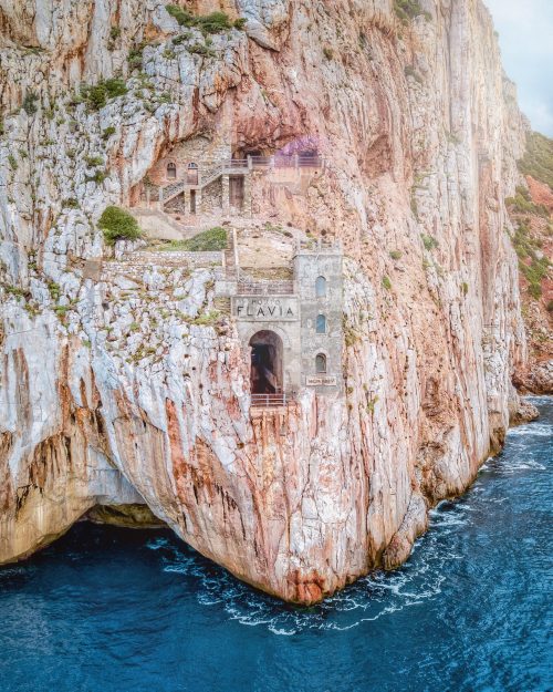 Порто Флавия на Сардинии — необычный порт, вырубленный в скале