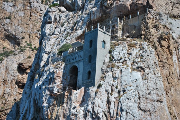 Порто Флавия на Сардинии — необычный порт, вырубленный в скале