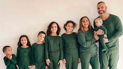 «Устроено Богом»: женщина отправила сообщение не на тот номер, спустя 14 лет они стали родителями шестерых детей