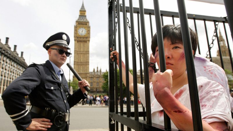 Инсценировка пыток последователей Фалуньгун у здания лондонского парламента, 20 июля 2009 года. (Shaun Curry/AFP via Getty Images)
 | Epoch Times Россия