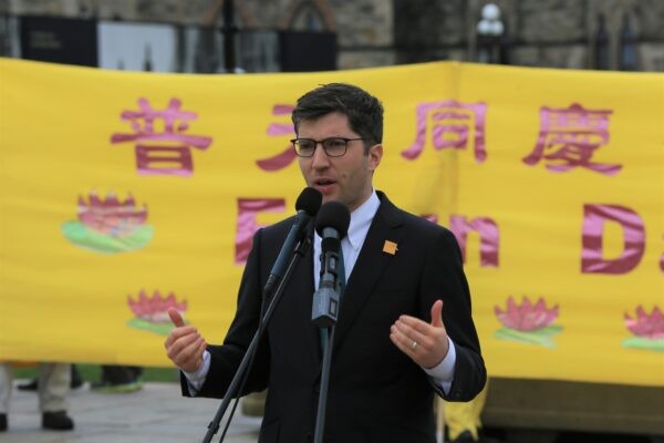 Депутат парламента от консерваторов Гарнетт Генуис выступает на митинге в честь Всемирного дня Фалунь Дафа на Парламентском холме в Оттаве 3 мая 2023 года. (Jonathan Ren/The Epoch Times)
