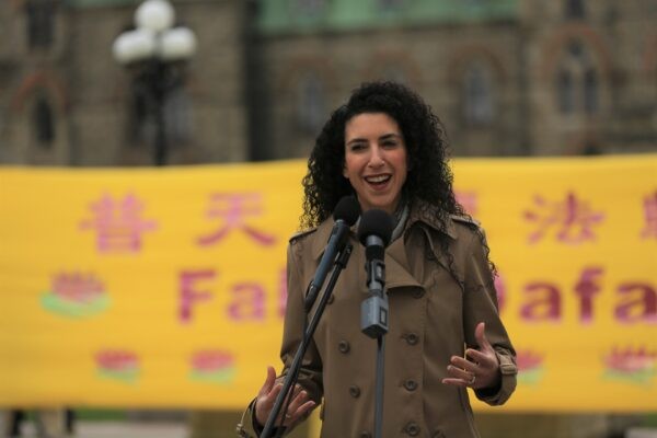 Депутат-либерал Рэйчел Бендаян выступает на митинге в честь Всемирного дня Фалунь Дафа на Парламентском холме в Оттаве 3 мая 2023 года. (Jonathan Ren/The Epoch Times)
