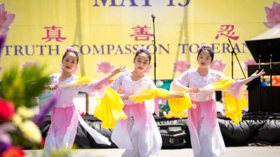 Последователи Фалуньгун отстаивают веру в Истину, Доброту, Терпение
