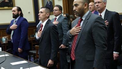 Слева направо: отстранённый от должности специальный агент ФБР Гаррет О'Бойл, бывший агент ФБР Стив Френд и отстранённый от должности агент ФБР Маркус Аллен во время слушаний в Вашингтоне 18 мая 2023 года. (Alex Wong/Getty Images)