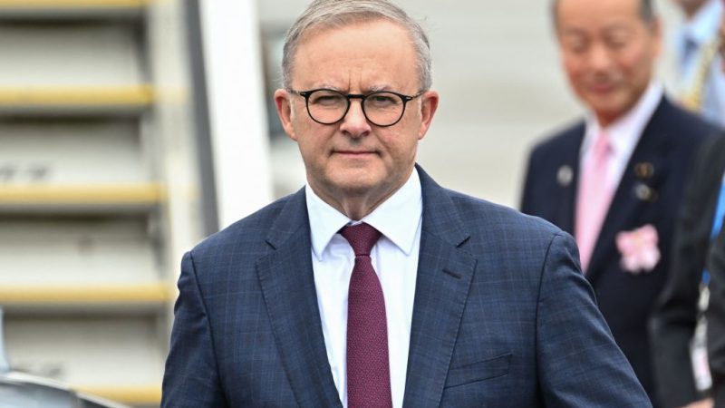 Премьер-министр Австралии поддержал заявление G-7 против экономического принуждения со стороны Китая
Премьер-министр Австралии Энтони Албанезе прибывает в аэропорт Хиросимы в Михаре, префектура Хиросима, 19 мая 2023 года, для участия в первом дне саммита лидеров «Большой семёрки». (Philip Fong/AFP via Getty Images)