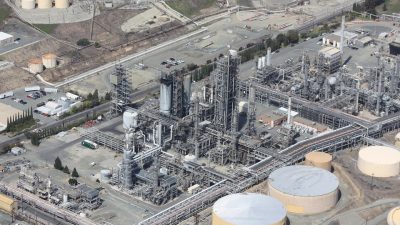 Беспилотник атаковал нефтеперерабатывающий завод в Ростовской области