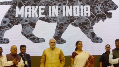 Премьер-министр Индии Нарендра Моди (в центре) запускает проект «Сделай в Индии» в Нью-Дели 25 сентября 2014 года. (RAVEENDRAN/AFP/Getty Images)