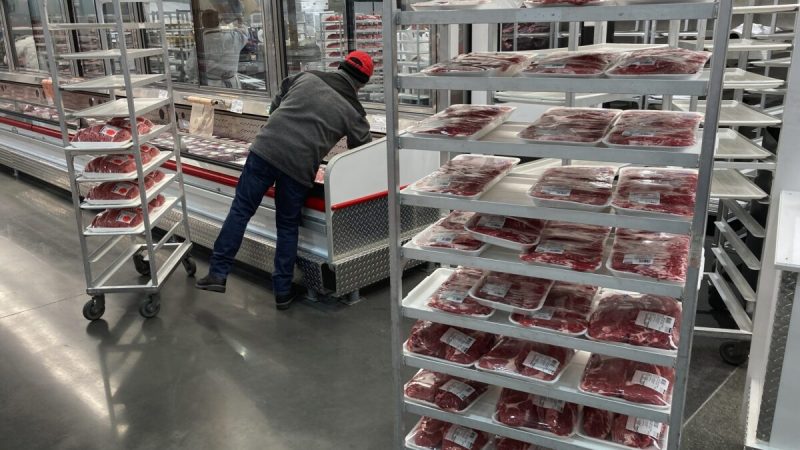 Работник супермаркета загружает витрину в Северном Майами, 17 января 2023 года. (Wilfredo Lee/AP Photo)
 | Epoch Times Россия