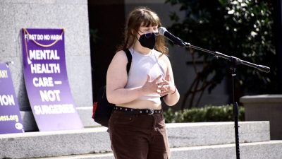 Девочка подала в суд на больницу за удаление груди в 13 лет