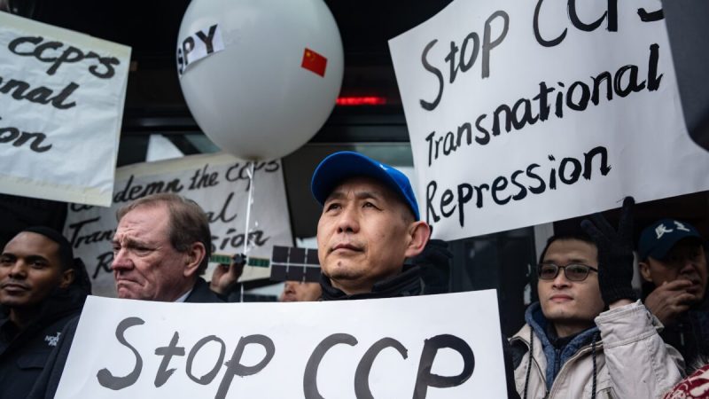 Китайский диссидент Ван Юнхун на митинге перед зданием Американской ассоциации «Чанлэ», посвящённом транснациональным репрессиям Пекина, в Нью-Йорке 25 февраля 2023 года. В здании ассоциации расположен ныне закрытый полицейский участок по делам зарубежных китайцев. (Samira Bouaou/The Epoch Times) | Epoch Times Россия