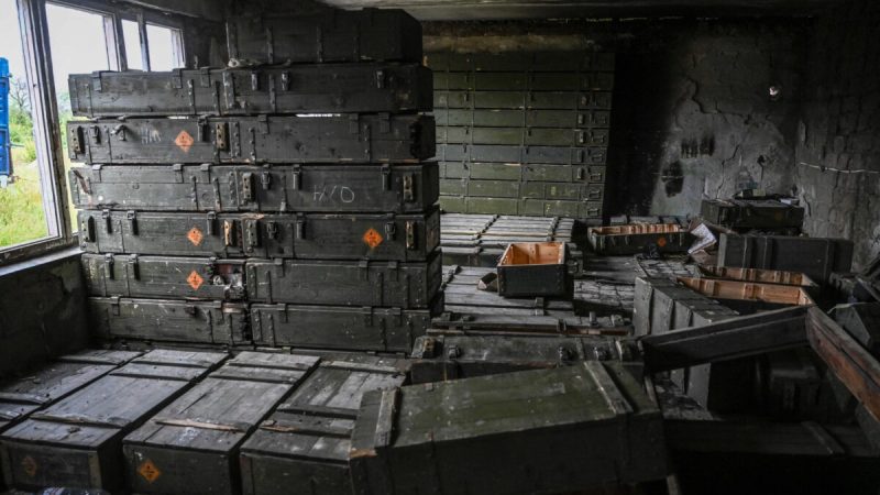 Брошенные ящики с боеприпасами на окраине Изюма, Харьковская область, восточная Украина, 14 сентября 2022 года. (Juan Barreto/AFP via Getty Images)
 | Epoch Times Россия