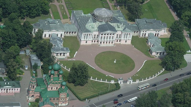 Театр в жизни графов Шереметевых Вид на усадьбу графа Шереметьева со смотровой площадки Останкинской телебашни. (Фото: wikipedia.org. Общественное достояние)