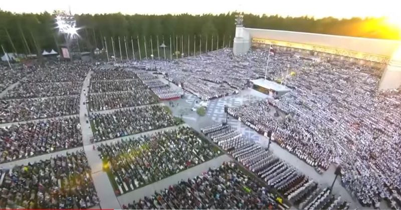 Участники хора исполняют песню Lec Saulīte, что в переводе означает «Восход Солнца». (Скриншот/youtube.com) | Epoch Times Россия