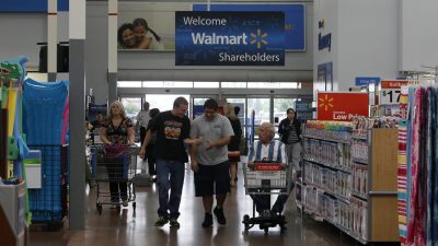 Посетители делают покупки в супермаркете Walmart Supercenter в Роджерсе, штат Арканзас, 6 июня 2013 года. (Rick Wilking/Reuters)