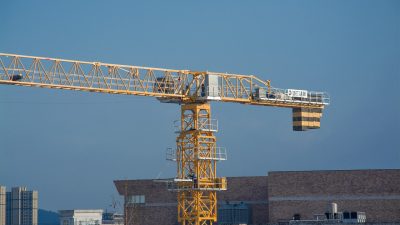 Катастрофа в Новосибирске: строительный кран упал в центре города, погибла крановщица