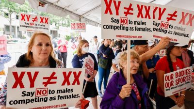 Мужчины попадают в женские тюрьмы по всей Америке