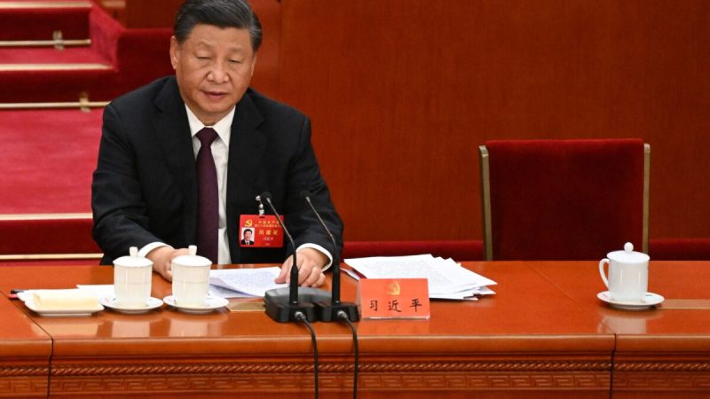 Председатель КНР Си Цзиньпин сидит рядом с пустым креслом бывшего председателя Ху Цзиньтао во время церемонии закрытия XX съезда Коммунистической партии Китая в Большом зале народных собраний в Пекине 22 октября 2022 г. (Noel Celis/AFP via Getty Images) | Epoch Times Россия