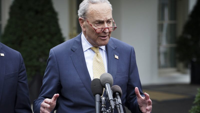 Лидер большинства в Сенате Чак Шумер (демократ, Нью-Йорк) разговаривает с прессой после встречи с президентом Джо Байденом и другими лидерами в Белом доме 16 мая 2023 года. (MadalinaVasiliu/TheEpochTimes) | Epoch Times Россия